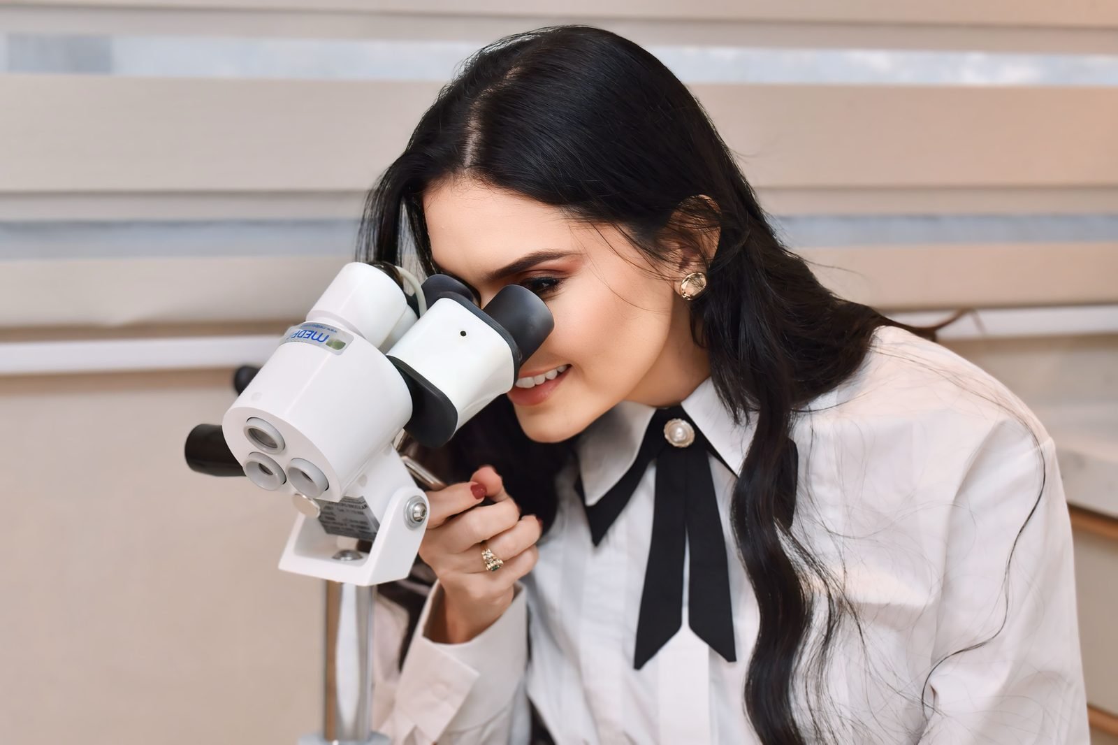 Dra. Lara Ganem realizando exame ginecológico